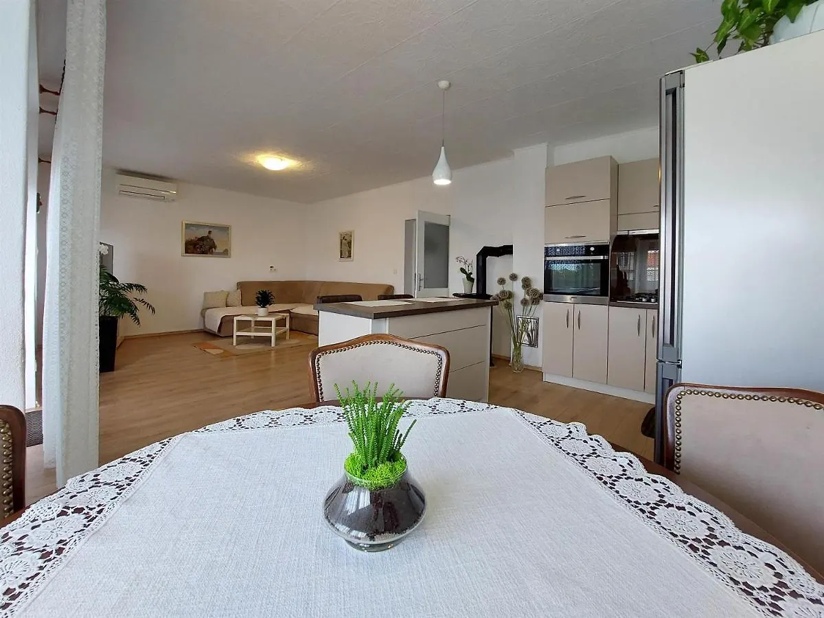 Apartment Ljubica Selce 0*,